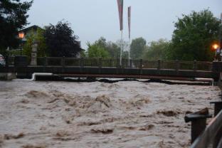 BLvzLmiCEAAuwv5.jpg-large